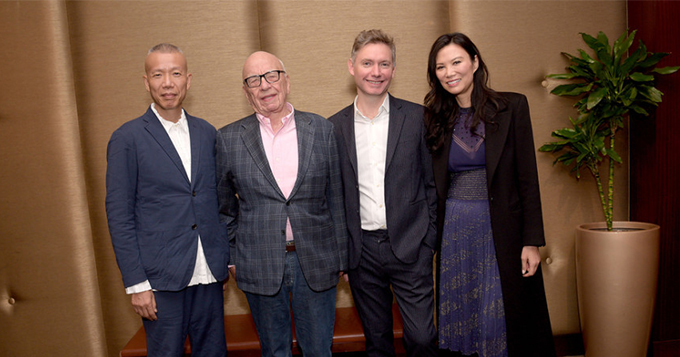 邓文迪默多克离婚后罕见同框笑容尴尬