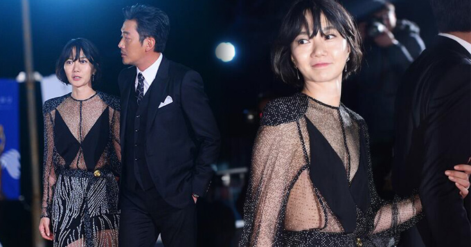 组图：裴斗娜挽手河正宇亮相 透视黑裙妩媚性感