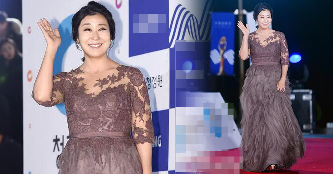 组图：罗美兰亮相青龙红毯 蕾丝长裙雍容华贵