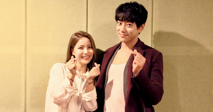 黄致列合作MAMAMOO颂乐 合影再比手指心