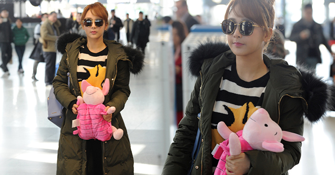 杨紫裹时髦大衣显娇小 抱玩偶呆萌又俏皮