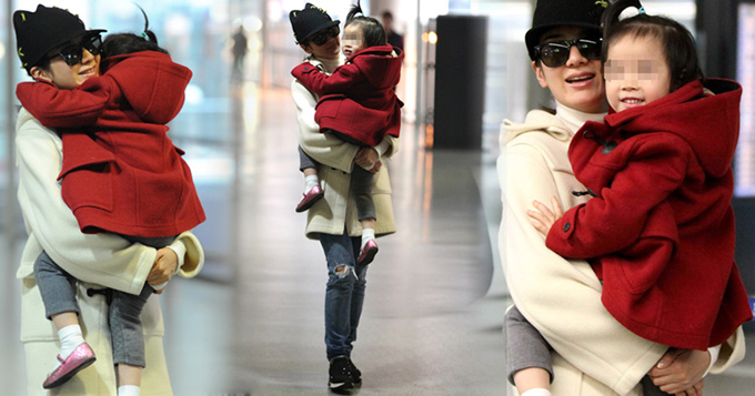 黄奕获女儿接机展笑颜 又抱又亲母爱满满