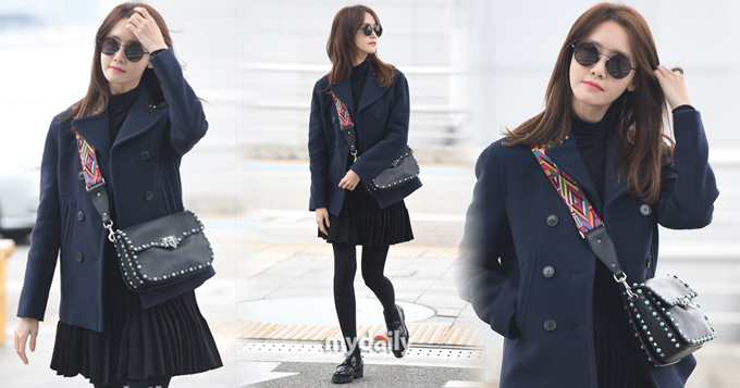 组图：少女时代允儿赴中国上海 背名包笑容甜美