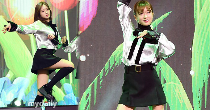 组图:韩女团Apink穿短裙跳热舞 长筒袜秀细腿