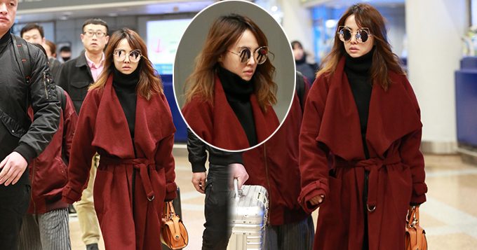 蔡依林红红火火现身机场 身材娇小气场足