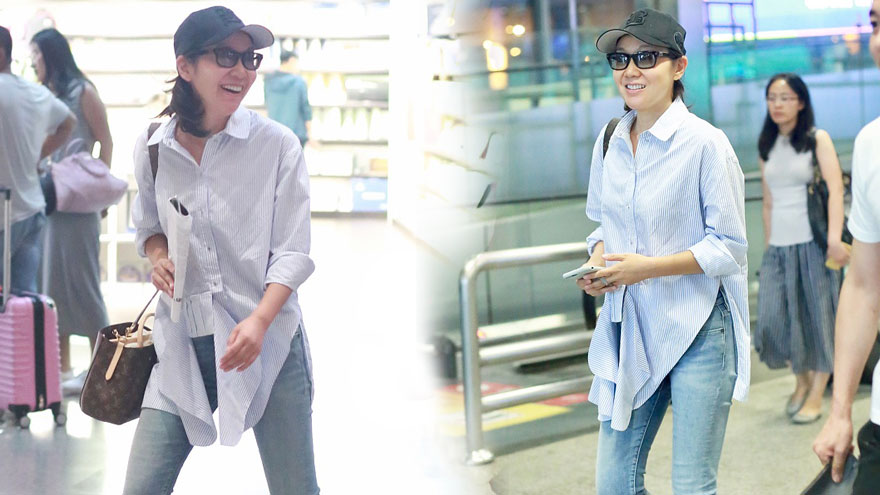 闫妮素颜现身气色好大秀美腿 连蹦带跳越活越少女