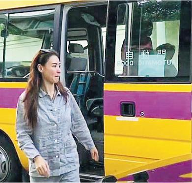 张柏芝穿着睡衣送两子乘校车上学。