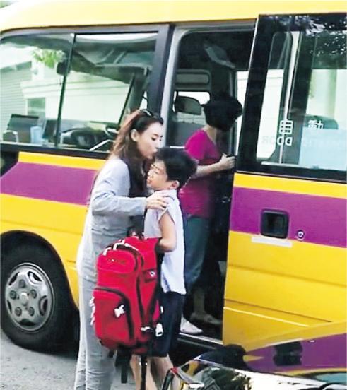 与妈妈张柏芝拥抱后才上校车。