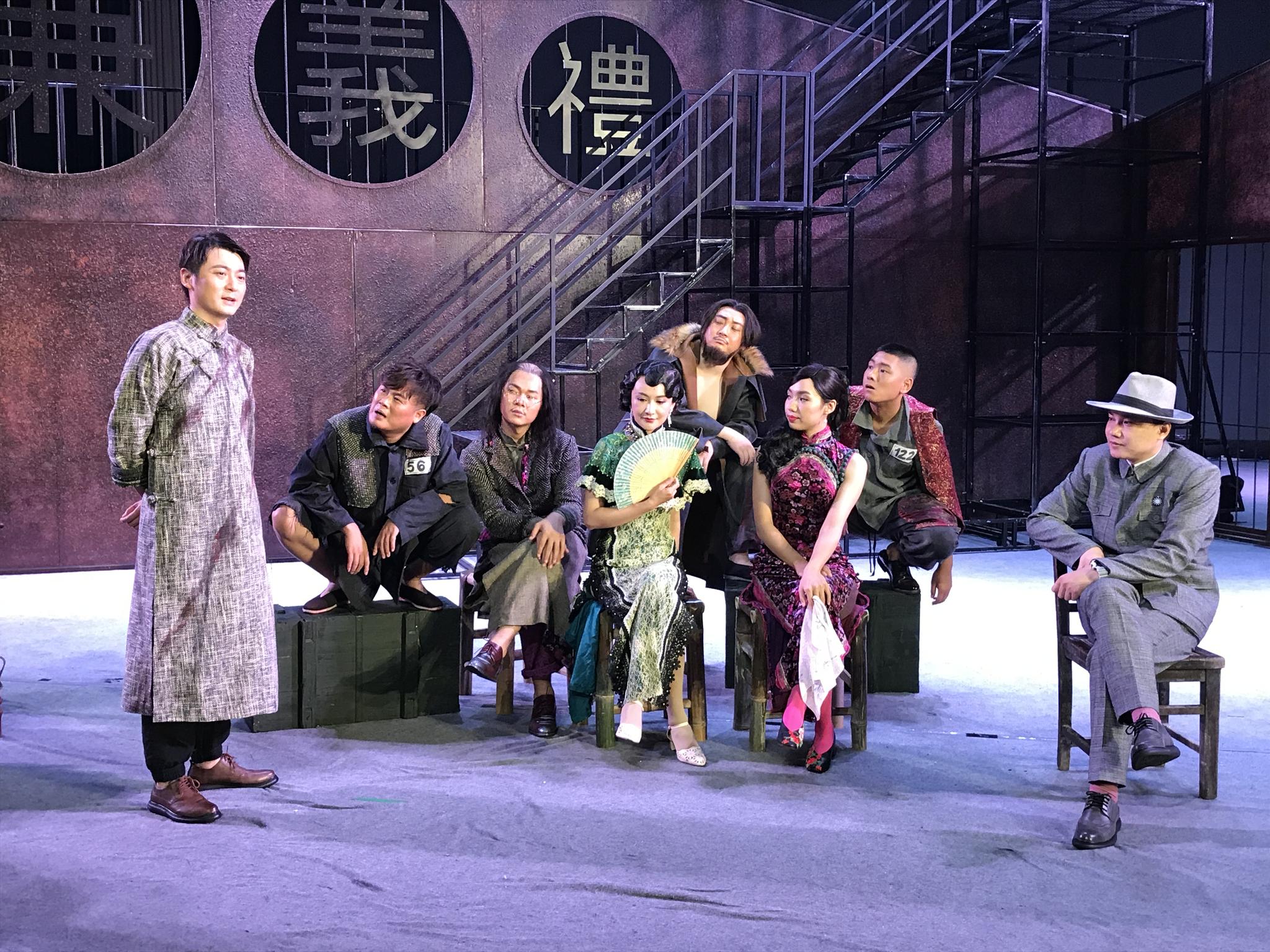 易中天话剧《模范监狱》片段首曝光 气氛悬疑紧张|易中天|模范监狱_新浪娱乐_新浪网