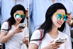 范冰冰开心出行  玩手机露可爱萌表情