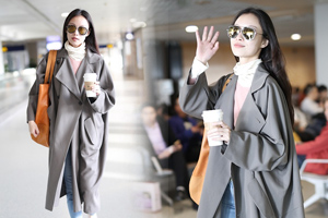 倪妮赶飞机走路带风手持咖啡杯悠闲惬意