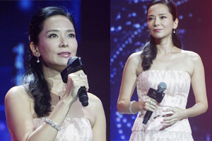 43岁港姐郭羡妮抹胸长裙秀香肩气质优雅