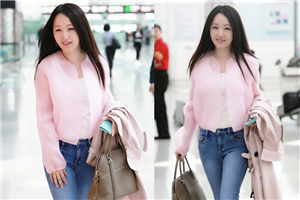 杨钰莹粉衣少女感十足 甜美笑容暖人心