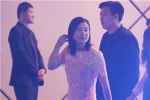 郭晶晶活动结束离场 三大壮汉护身