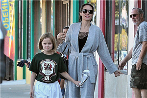 朱莉接女儿亲切向镜头挥手 枯瘦的手太醒目