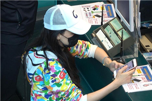 舒淇纯素颜亮相装扮朴素 一路聊语音