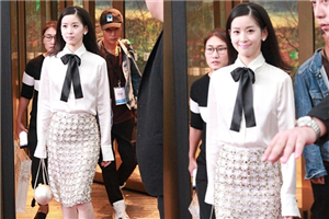 章泽天出酒店获专人开道 微笑名媛范十足