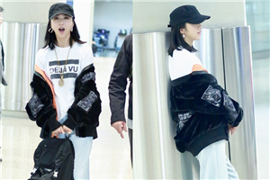 汤唯半穿外套张嘴卖萌 随处倚靠不拘小节