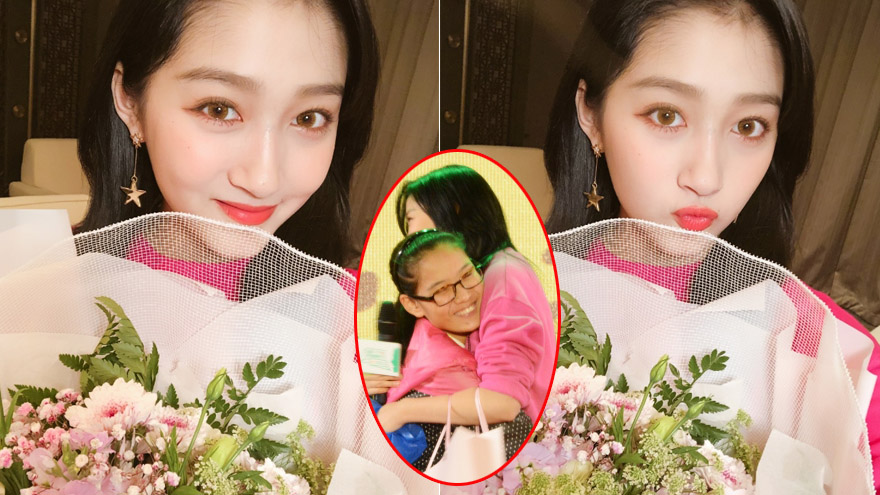 关晓彤淡妆美瞳女人味十足 和粉丝拥抱合影超暖心