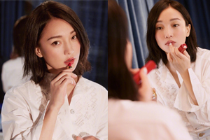 周迅对镜涂口红女人味十足气质优雅