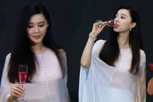 范冰冰穿白裙仙气飘 获高层碰杯展霸气