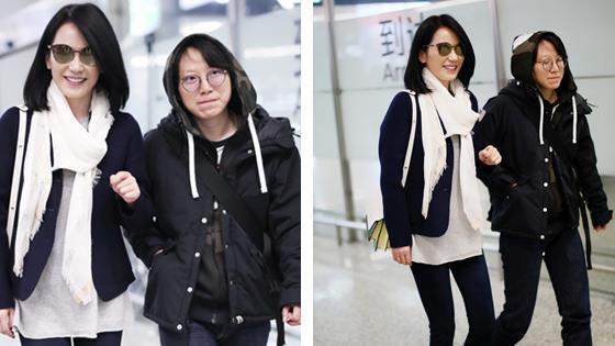 46岁冻龄女神俞飞鸿低调现身 手挽助理宛如姐妹