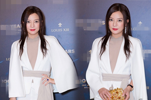 赵薇被处罚后首现身妆容精致露甜笑