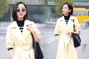 佟丽娅大衣配阔腿裤 撩发丝文艺气息足