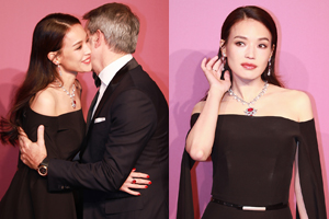 舒淇露肩长裙风姿绰约 与友人贴脸问候