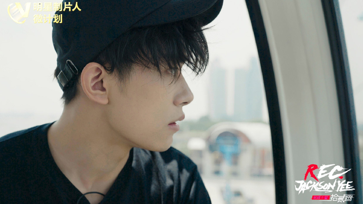 明星制片人易烊千玺曝玩偶店花絮 童心碰撞自我书写第贰画