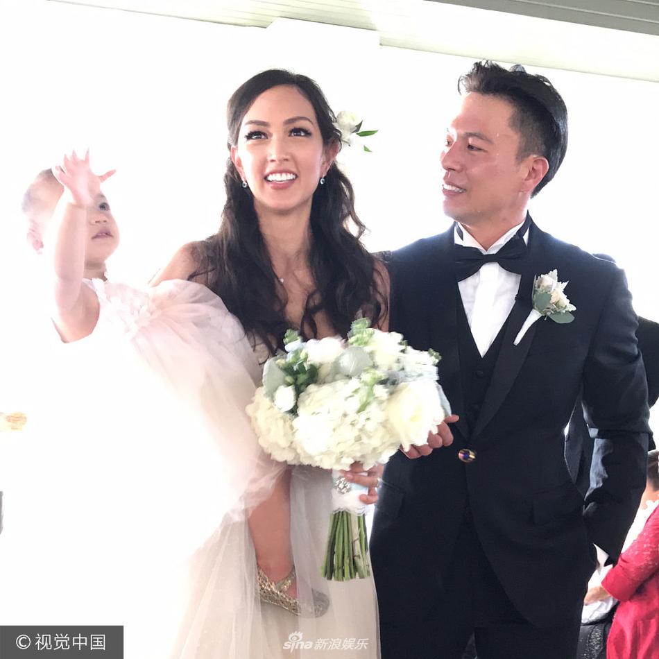 安志杰办婚礼与妻子忘情拥吻爱女穿小婚纱见证