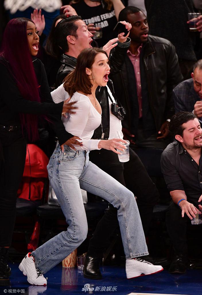 网红超模贝拉·哈迪德(bella hadid )与友人现身场下,她身穿白色低胸