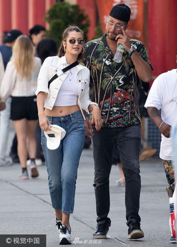 贝拉·哈迪德(bella hadid)外出被拍,她身穿露脐装上围傲人,遭男友人