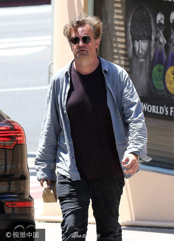matthewperry,matthewperry中指 美国比弗利山庄,《老友记》马修·派瑞(matthew perry)不修边幅胡子拉