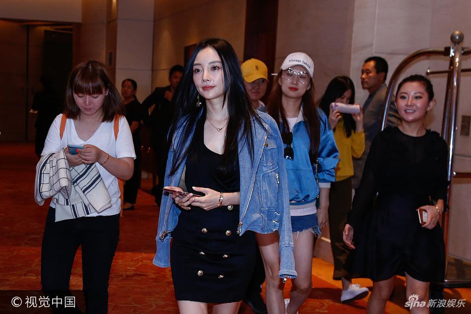 李小璐穿包臀小黑裙秀美腿 皮肤白皙浅笑露酒