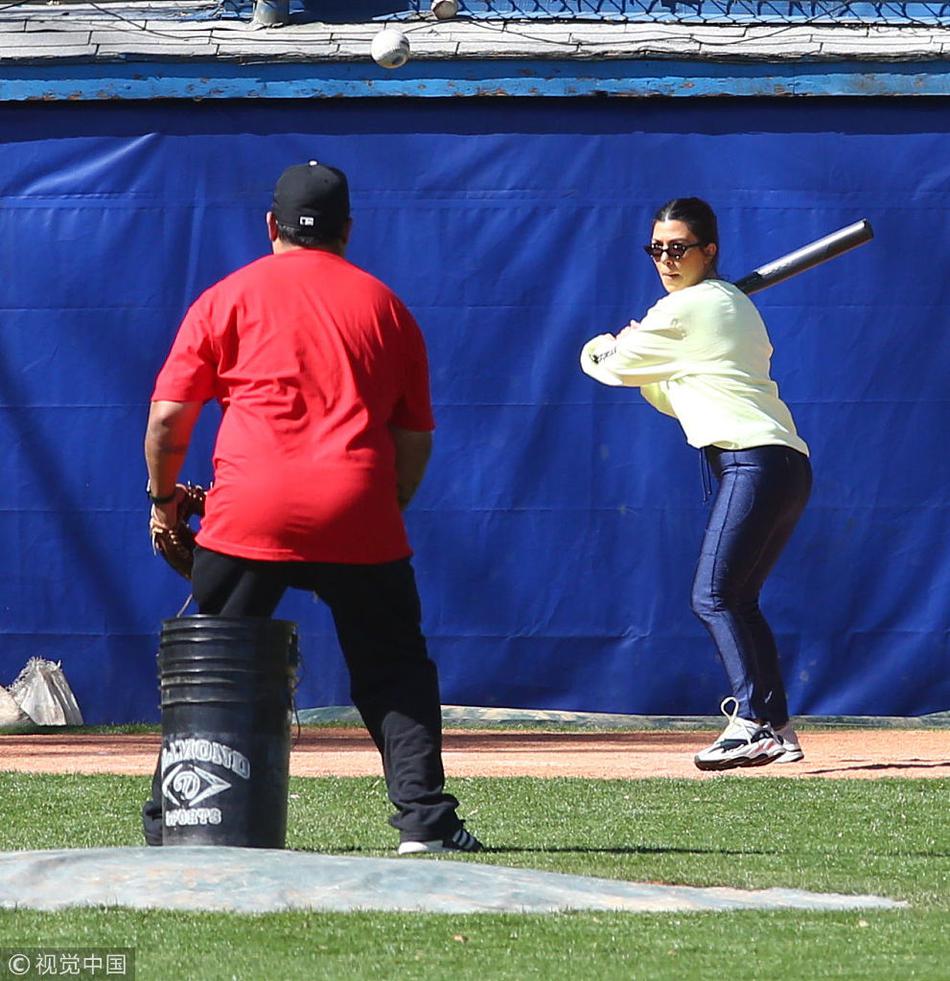 组图:肯达尔与大姐考特尼打垒球 动作潇洒穿短