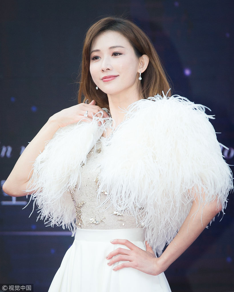 仙女本人!林志玲白裙配羽毛披肩频卖萌撩发甜