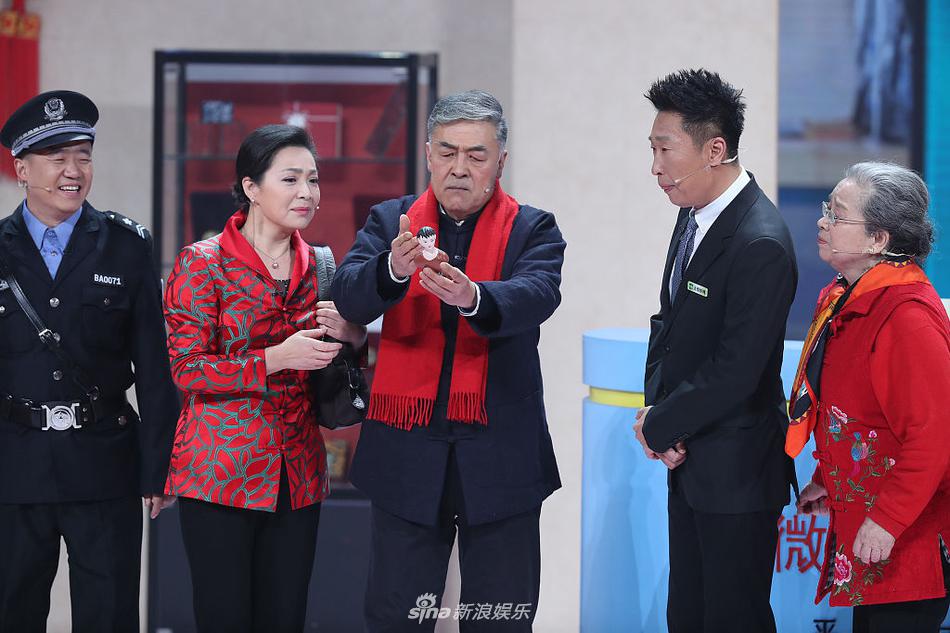 组图皇后容嬷嬷再合体戴春荣李明启同台表演小品回忆满满