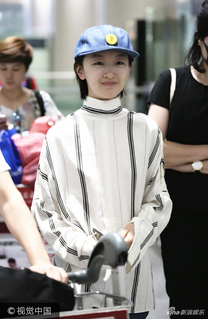 组图：周冬雨纯素颜现身机场秀少女肌 小黄鸭帽子亮了