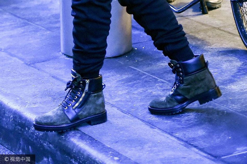 组图:迪拜最有钱小孩Rashed运动装低调随性