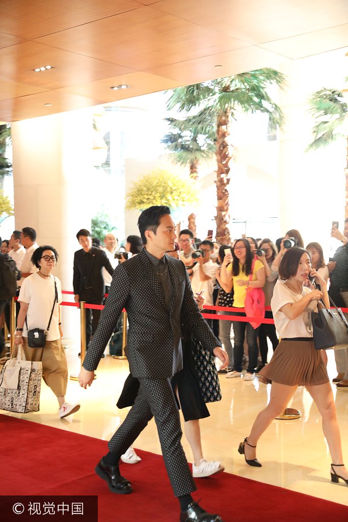 组图:张智霖波点西装配吊腿西裤帅气十足