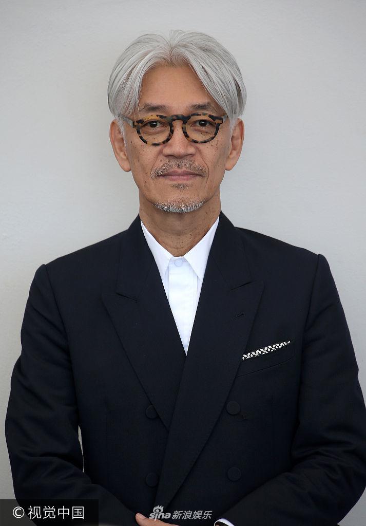 组图:坂本龙一挺过癌症现身威尼斯 一头发白精神好