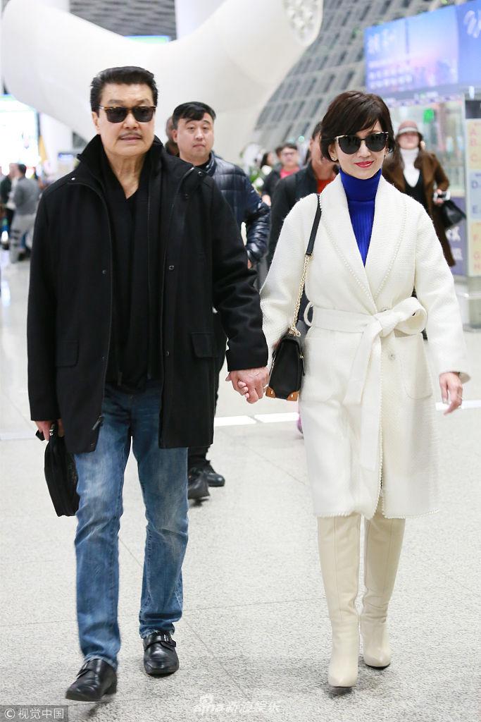 组图:赵雅芝浴袍style见跟拍露甜笑 与老公牵手