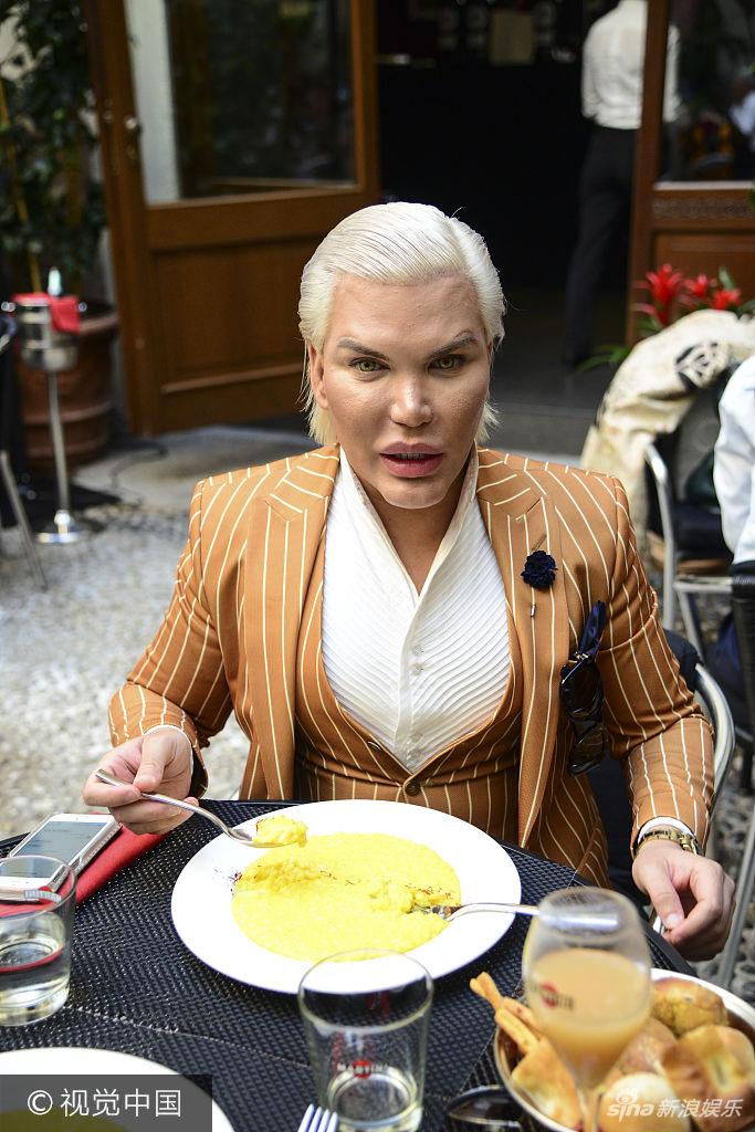 整容狂魔现身米兰扫货 餐桌大快朵颐无惧近拍 - 青岛新闻网