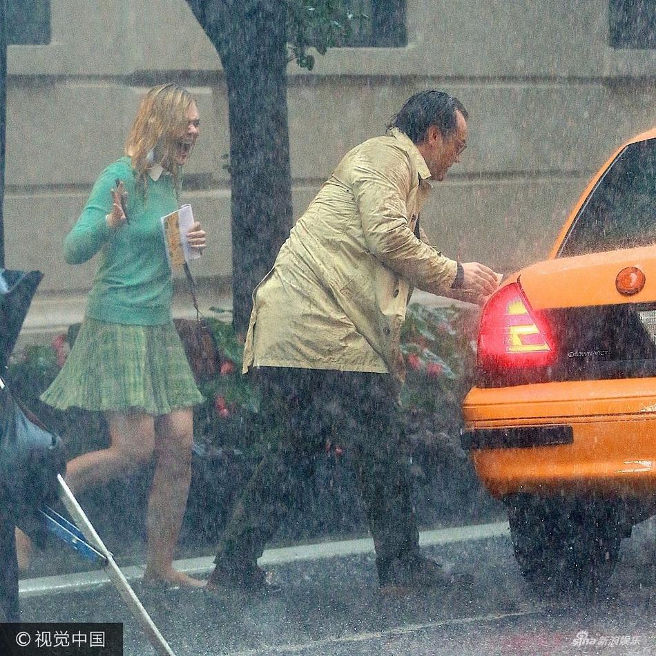 组图:艾丽·范宁与裘德·洛拍戏雨中拉扯淋成落汤鸡