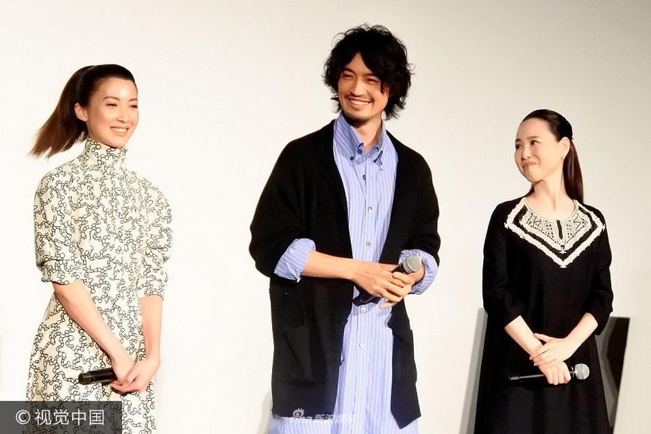 斋藤工亮相东京电影节“鸡窝头”尽显宅男气质 (7图)