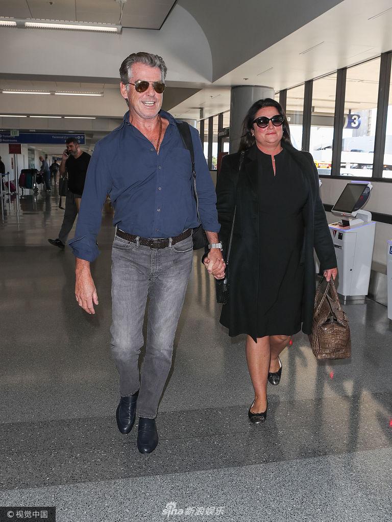 洛杉矶,皮尔斯·布鲁斯南(pierce brosnan)和妻子姬丽·沙耶-史密斯