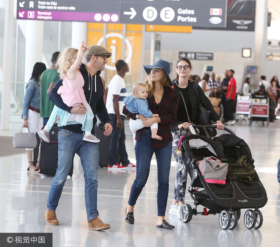 雷诺兹甘当女儿座驾 s女王布莱克素颜秒变路人