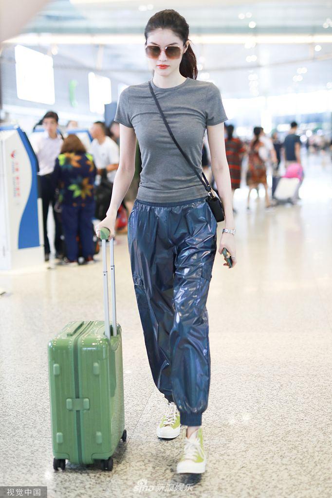 “腰精”本精！何穗穿紧身上衣秀小蛮腰 扎马尾显气质