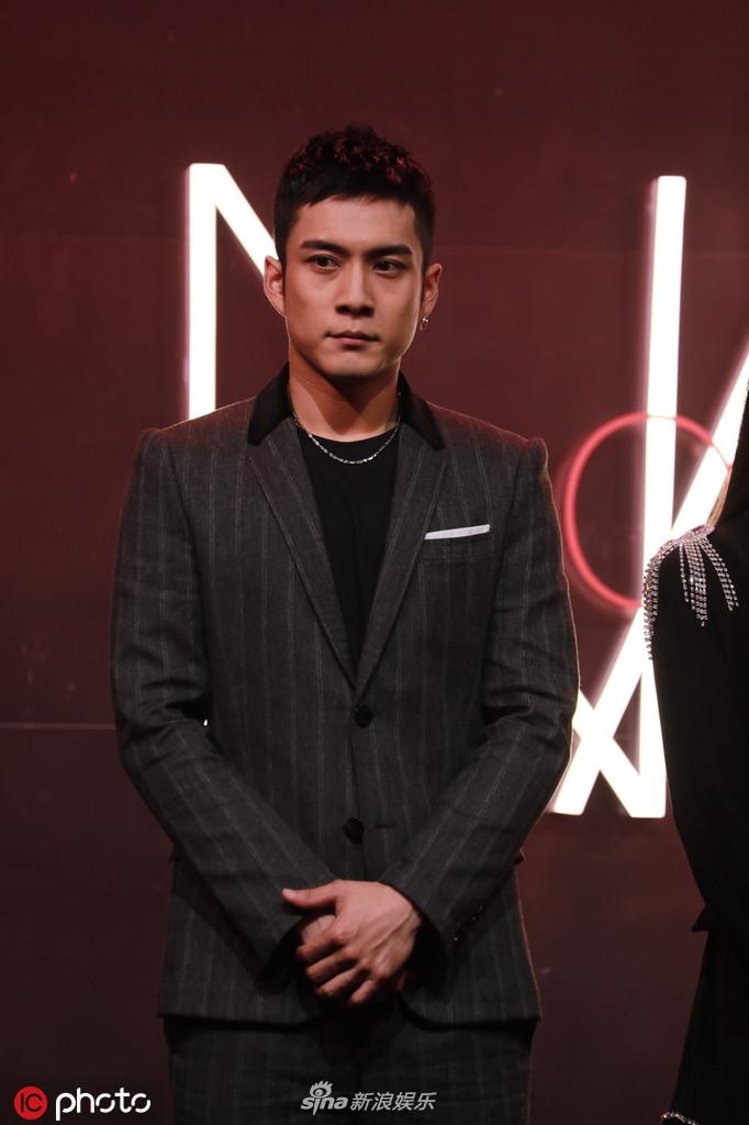 「奇趣网」“白富美”乔欣“腿精”傅菁同台斗艳 张靓颖黑裙帅气